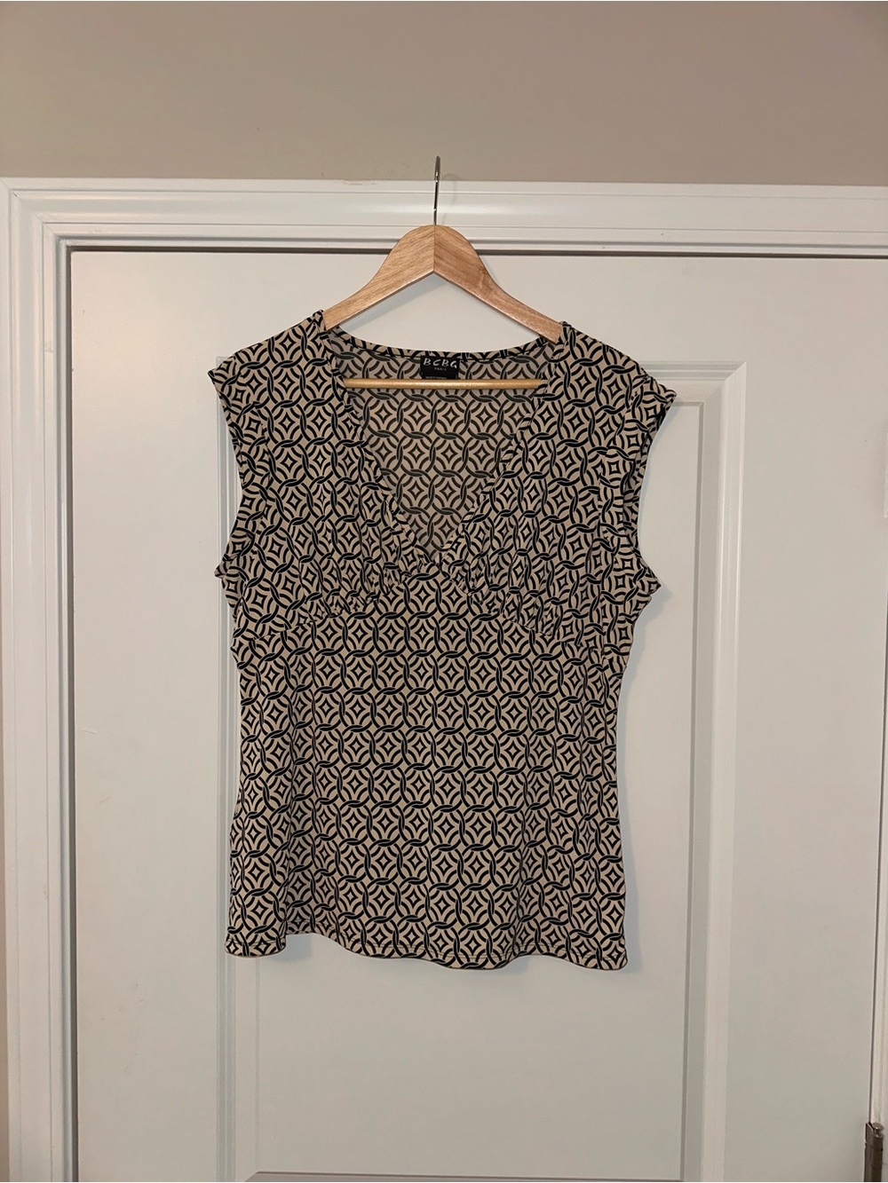 BCBG Paris Sleeveless Geometric Print Blouse in Black and Cream